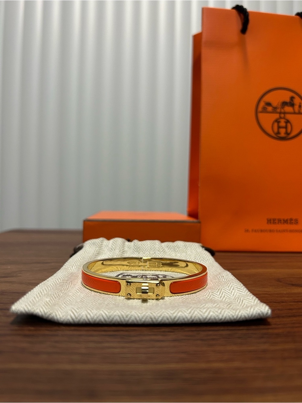 Hermes Mini Clic Kelly
Bracelet Orange & Gold - Picture 2 of 5